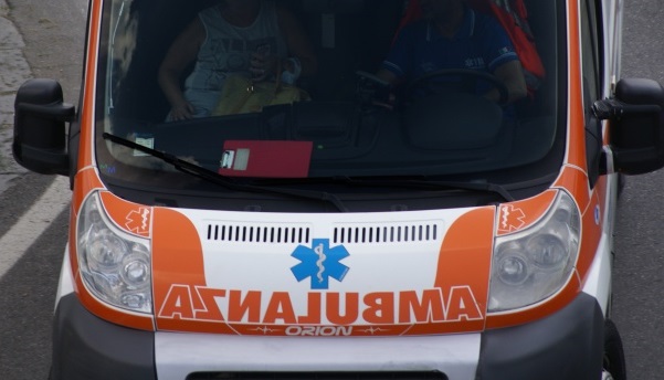 Schianto in autostrada, auto finisce in una scarpata: cinque feriti, uno grave
