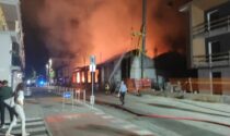 Incendio nella notte distrugge ex falegnameria di Ciriè, evacuato un palazzo