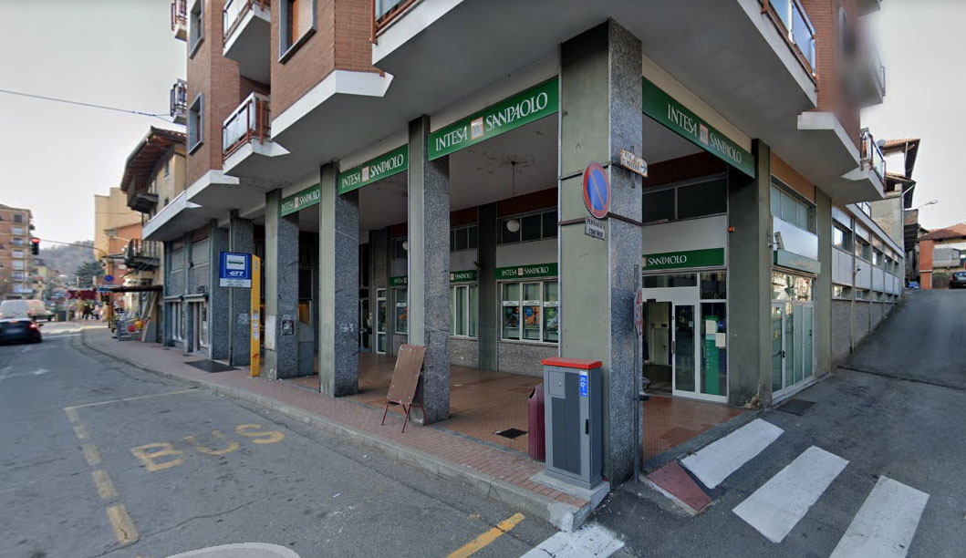 Bimbo di due anni rimane chiuso nel locale Bancomat: salvato dai Carabinieri