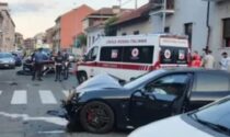 Guida la Porsche con le infradito, si schianta e investe i carabinieri