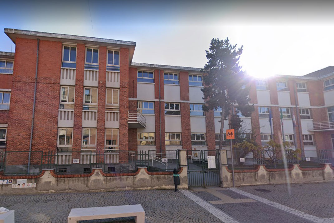 Per evitare la lezione di inglese spruzza lo spray al peperoncino in classe