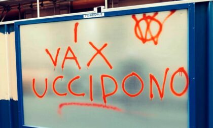 "I vax uccidono": raid degli 'anarchici del vaccino' davanti alle scuole