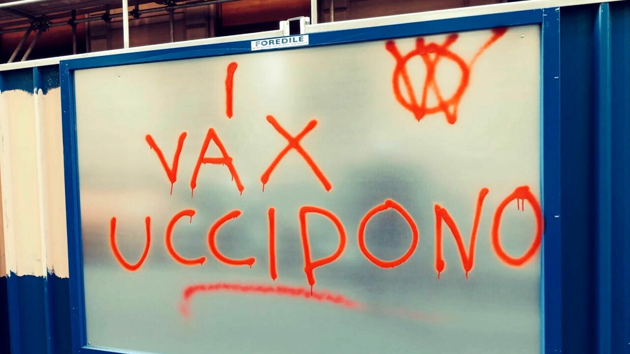 “I vax uccidono”: raid degli ‘anarchici del vaccino’ davanti alle scuole