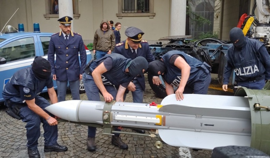 Attentato contro Salvini? No, il missile per attentare alla sua vita solo un “bizzarro complemento d’arredo”