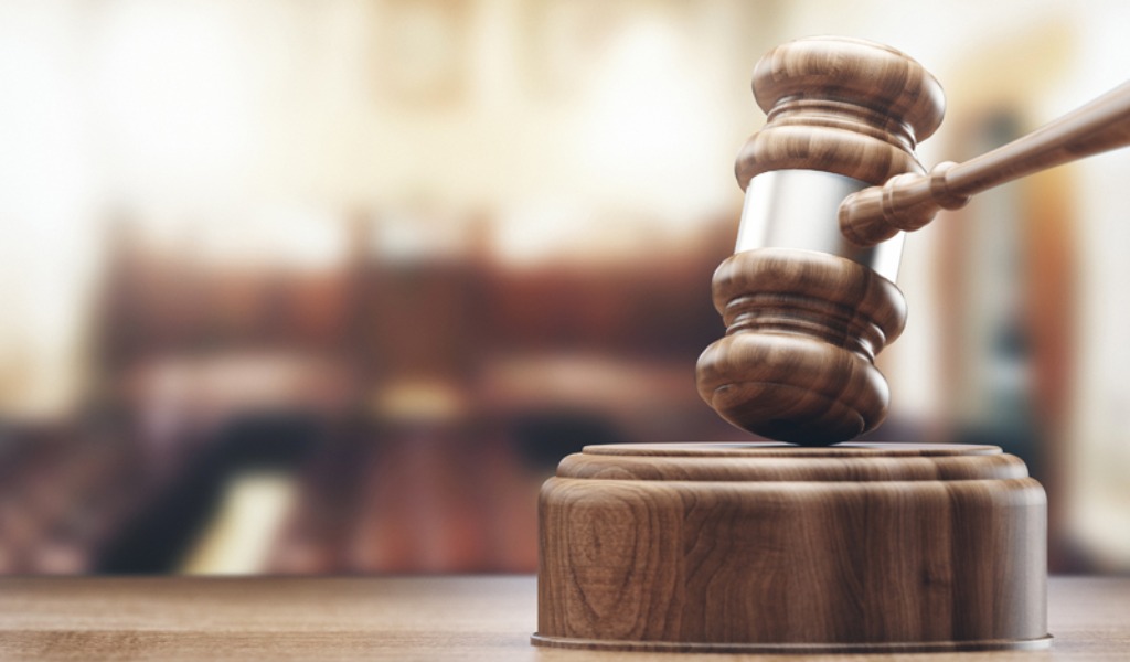 Sessantenne si innamora della vicina trentenne e la terrorizza travestito come il clown Pennywise di It