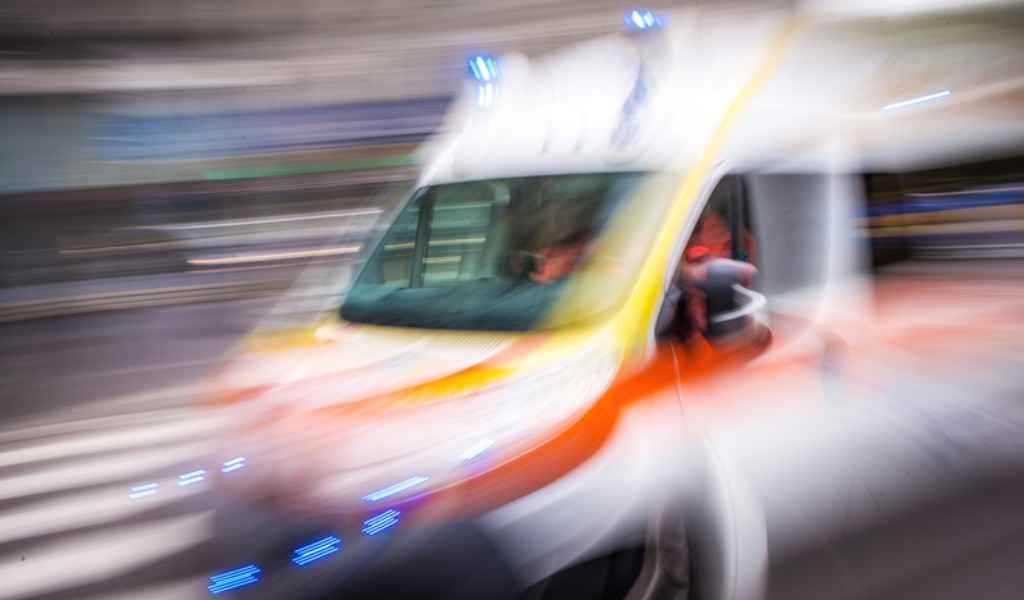 Scontro tra due auto e un tir, un morto
