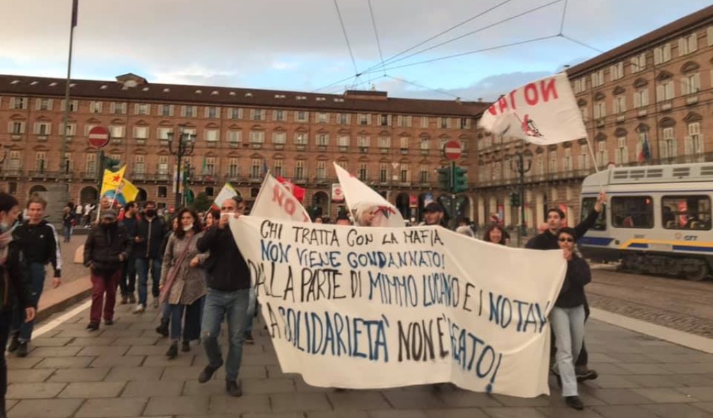 A Torino manifestazione a sostegno di Mimmo Lucano: “La solidarietà non è un reato”