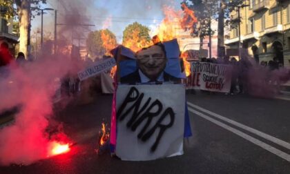 Mattinata di cortei a Torino: sfilano lavoratori e studenti (che bruciano gigantografia di Draghi)