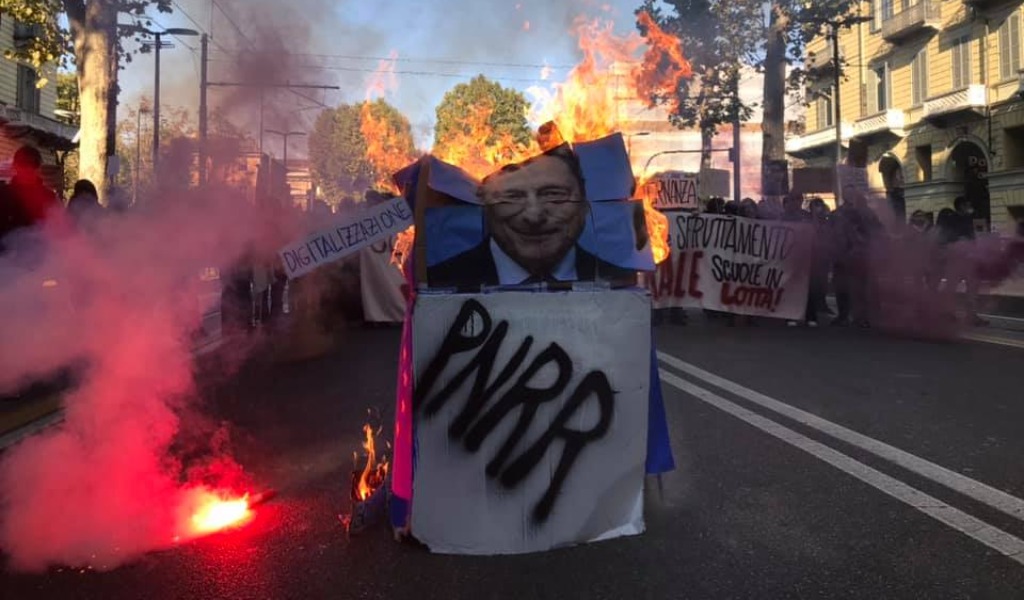 Mattinata di cortei a Torino: sfilano lavoratori e studenti (che bruciano gigantografia di Draghi)
