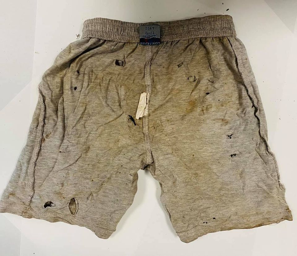 Daniele Mondello pubblica la foto dei pantaloni indossati da Gioele: “Crivellati di buchi”