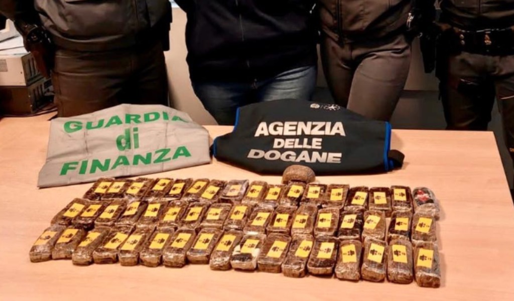 In autobus con 52 panetti di hashish: arrestato corriere della droga