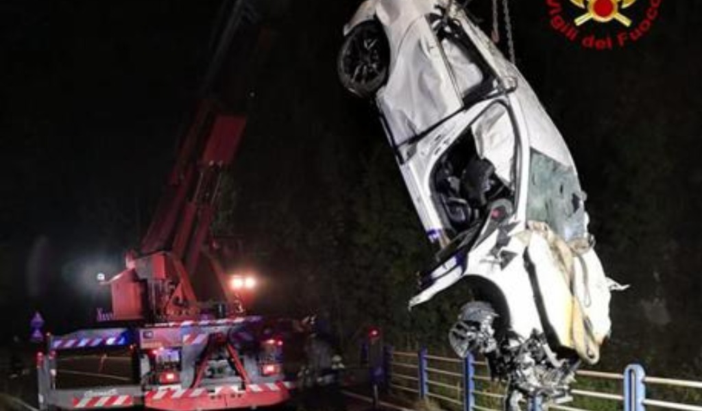 Auto esce di strada e finisce nella scarpata: morti due giovani di 22 e 23 anni