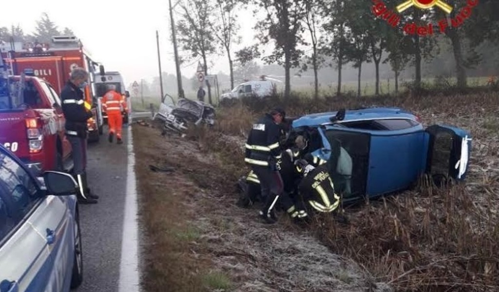 Furgone travolge un’auto: morte madre 56enne e figlia 13enne