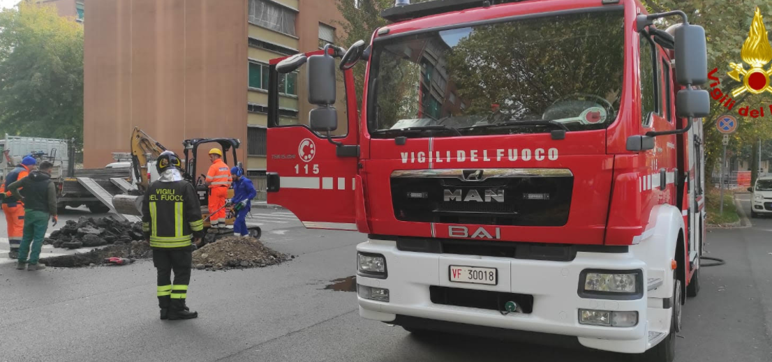 Torino: fuga di gas in strada di primo mattino, sul posto i Vigili del Fuoco