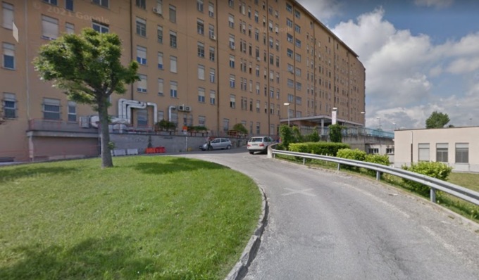 A Rivoli un’auto esce di strada e va a sbattere contro un cartello