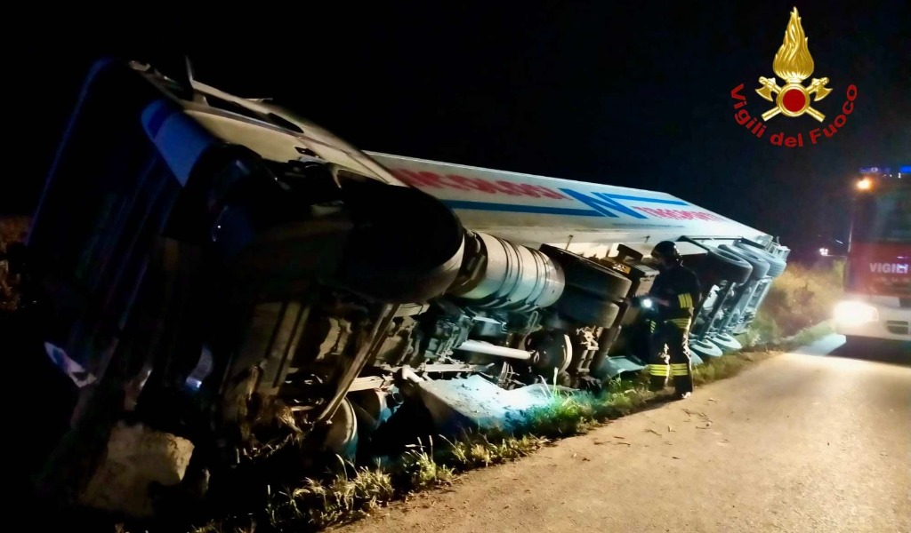 Tir si ribalta in un fosso e perde metano liquido: arrivano i Vigili del Fuoco