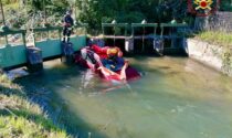 Le foto e il video dell'auto finita nel canale dopo lo scontro con un furgone