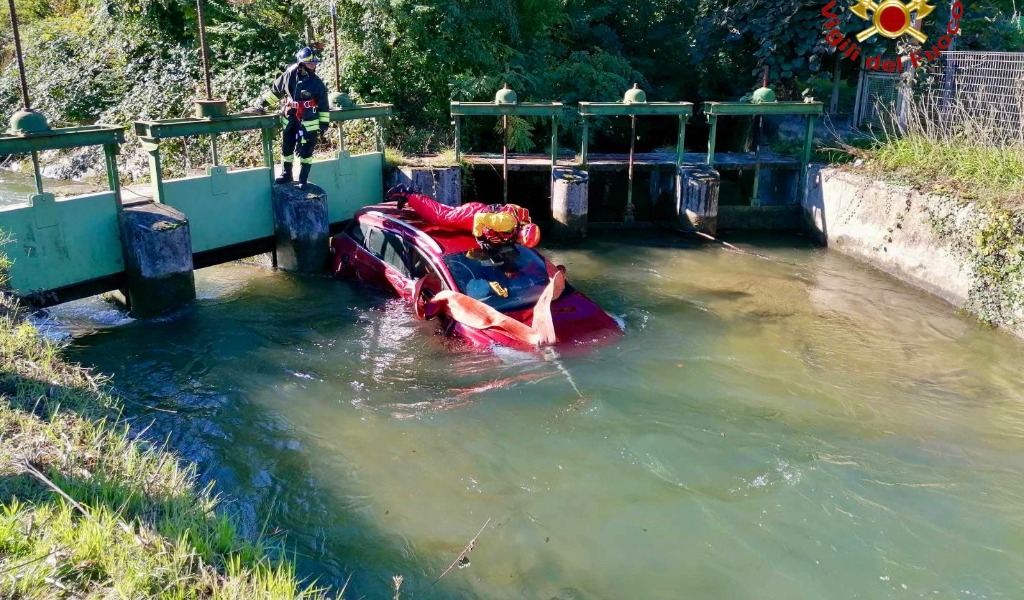 Le foto e il video dell’auto finita nel canale dopo lo scontro con un furgone