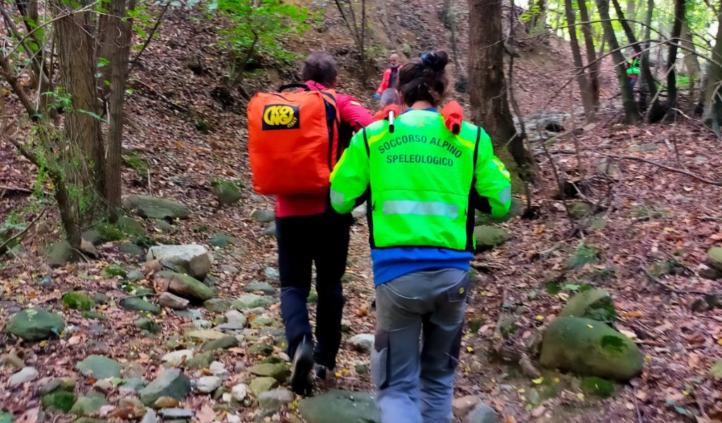Cade nei boschi e si rompe una tibia, portata in salvo dal Soccorso Alpino