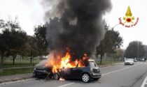 Auto si scontrano frontalmente poi prendono fuoco, conducenti miracolati