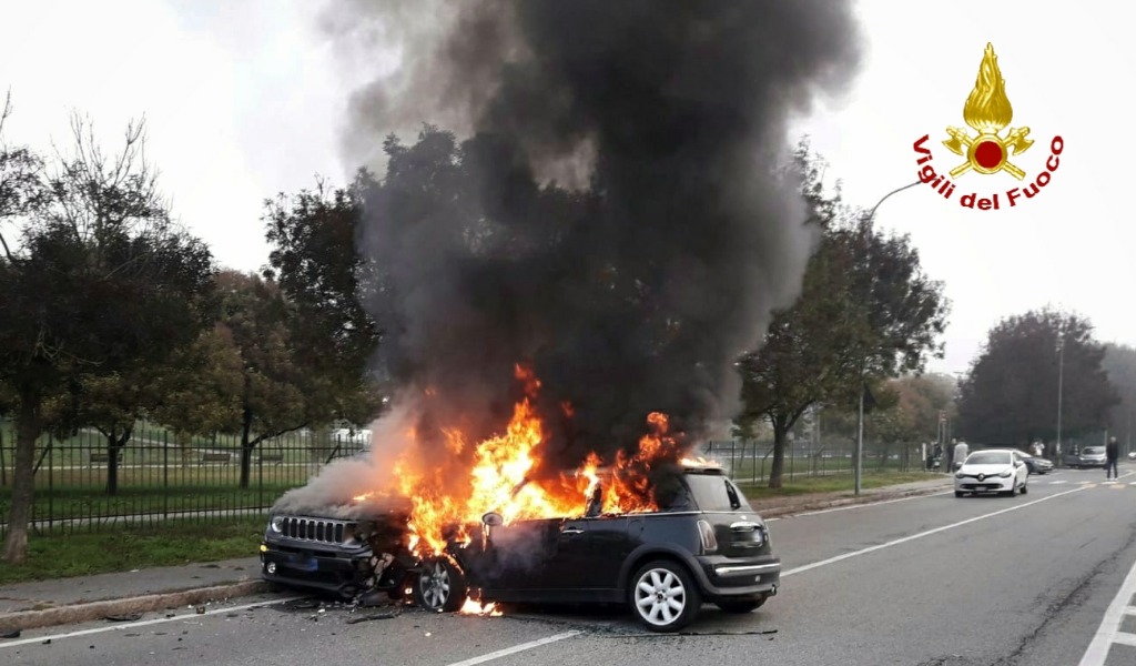 Auto si scontrano frontalmente poi prendono fuoco, conducenti miracolati