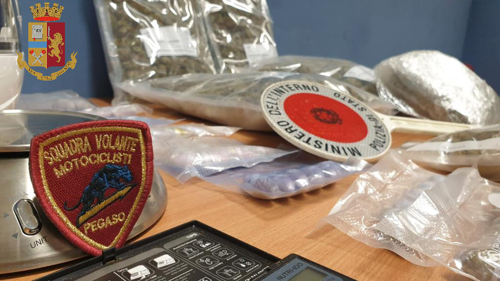 In 24 ore arrestati due pusher e sequestrati 7 chili di marijuana e hashish
