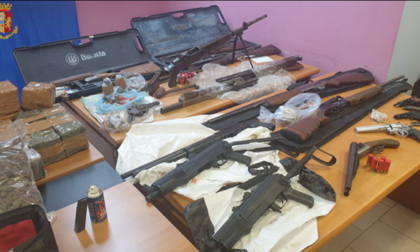 Nel garage 54 chili di droga, un arsenale e ritagli di articoli sulla 'ndrangheta: arrestato