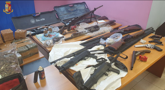 Nel garage 54 chili di droga, un arsenale e ritagli di articoli sulla ‘ndrangheta: arrestato