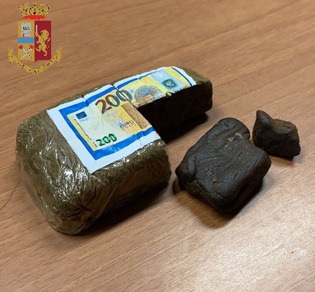 Trovato in possesso di un panetto di hashish: arrestato ventenne di cittadinanza marocchina