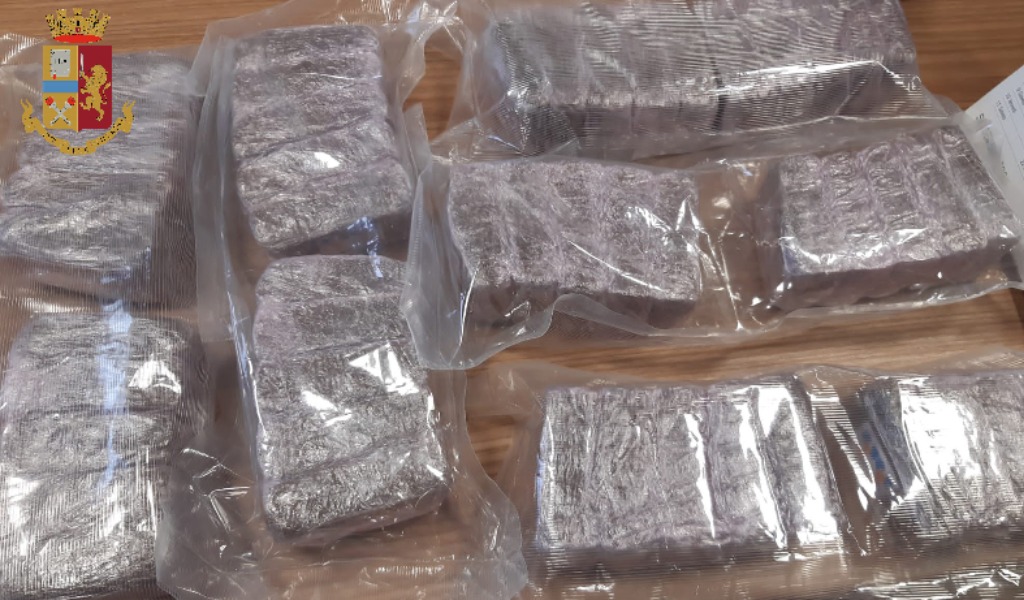 Gli intimano di fermarsi per un controllo ma lui scappa: arrestato per detenzione di droga