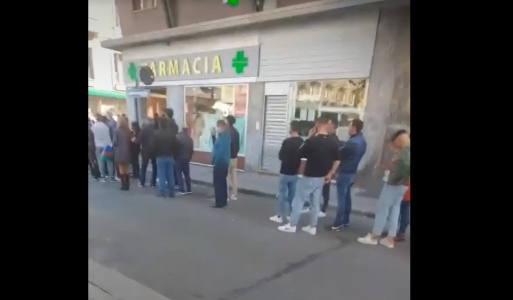 Maxi coda per i tamponi in farmacia, a Torino arriva la Polizia