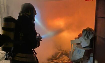 Incendio in abitazione nella notte, fiamme domate in un'ora e mezza