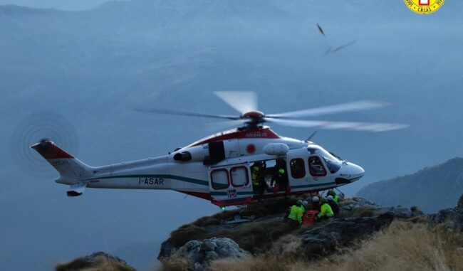 Cacciatore precipita per oltre 100 metri lungo un canale: il difficoltoso recupero del Soccorso Alpino