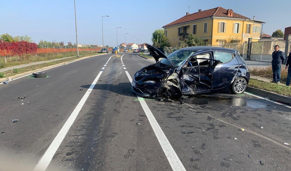Il sorpasso azzardato e lo schianto in diretta Facebook: il video diventa virale