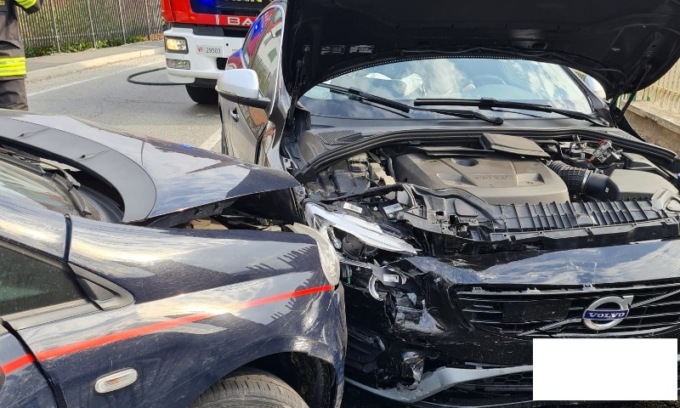 Le foto dell’incidente durante un inseguimento, feriti due carabinieri