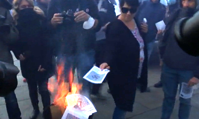 Manifestazione contro i Green Pass: bruciati i certificati, spuntano le svastiche