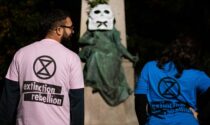 Maschere col teschio sulle statue: a Torino la protesta degli ultrà ecologisti
