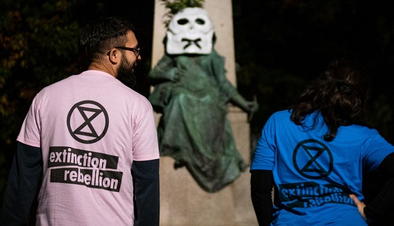 Maschere col teschio sulle statue: a Torino la protesta degli ultrà ecologisti