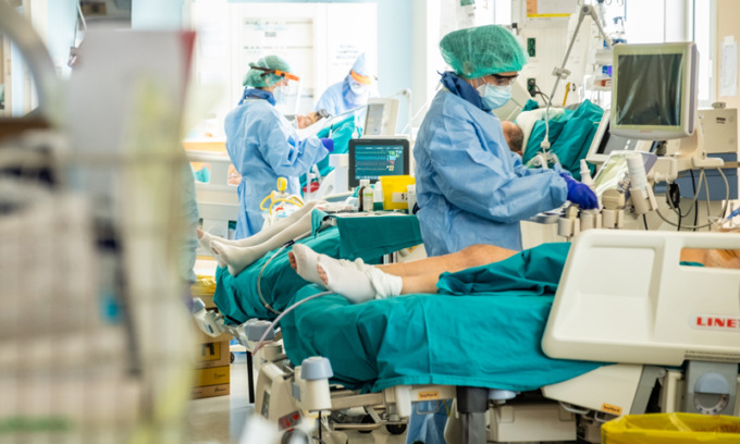 Lo studio: la mortalità per polmonite Covid supera del 20% quella causata dall’influenza