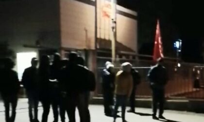Scalenghe, lavoratori della Plus Service da 3 giorni in sciopero davanti ai cancelli dell'azienda