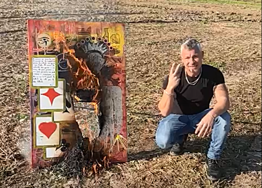 Fabrizio Corona dà buca in Canavese… e il pittore Pepè brucia il quadro a lui dedicato
