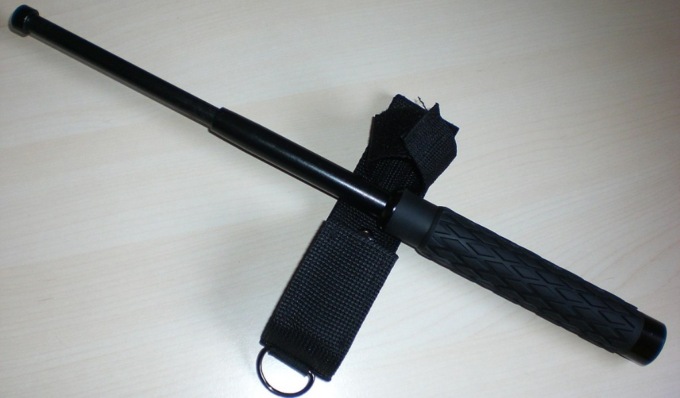 Non paga il conto al ristorante e minaccia il titolare con uno sfollagente