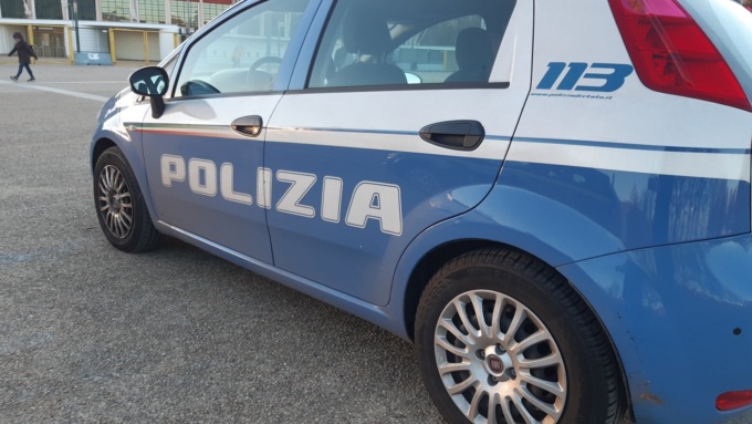Dopo aver rapinato una farmacia, i ladri vanno in Chiesa con mazzetta e scalpello