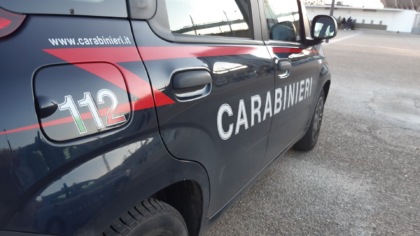 Da un palazzo lanciano un pietra contro un'auto dei Carabinieri, tragedia scampata per un soffio