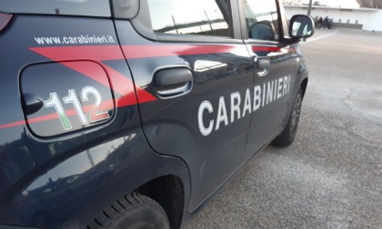 Da un palazzo lanciano una pietra contro un'auto dei Carabinieri, tragedia scampata per un soffio