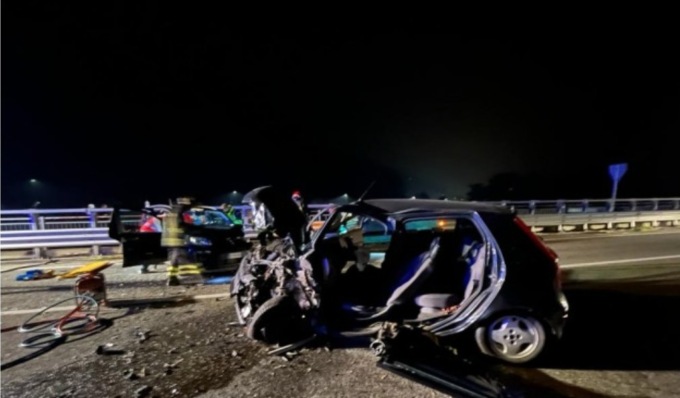 Le foto dell’incidente stradale tra tre auto: cinque feriti in Val Chisone