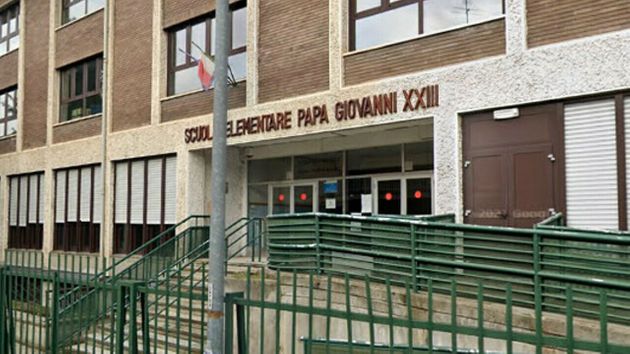 Fa vedere i film horror in classe per punire i bambini vivaci: denunciata una maestra