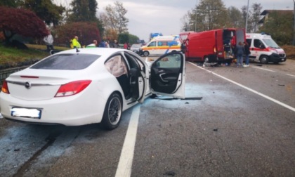 Le foto dell'incidente tra furgone e auto, tre feriti gravi