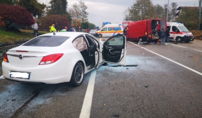 Le foto dell’incidente tra furgone e auto, tre feriti gravi