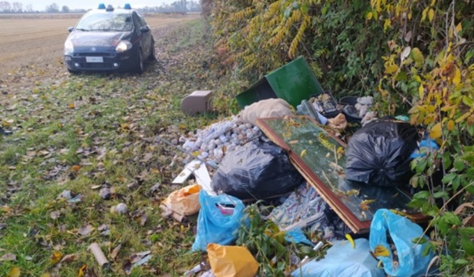 Dal torinese al Monferrato per smaltire rifiuti nelle campagne: 41enne nei guai